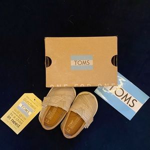 NWT TOMS baby shoes, tan and white chambray oxfords, size 3